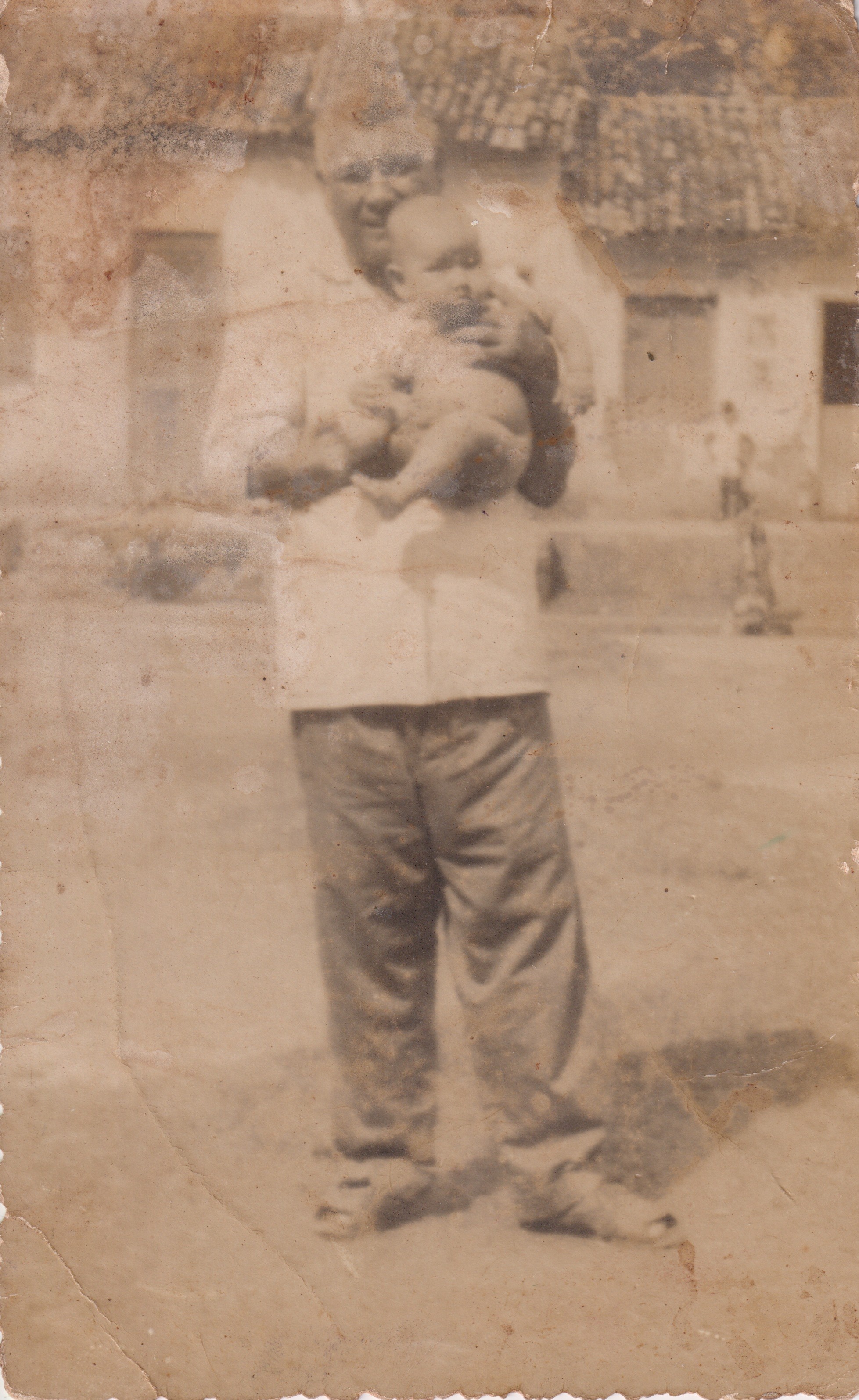 Aguinaldo com meses de vida nos braços de seu avô Sargento Viana, na rua General Hermes antes da construção do colégio Padre Brandão Lima. Aguinaldo lembra de seu avô como um contador de histórias.